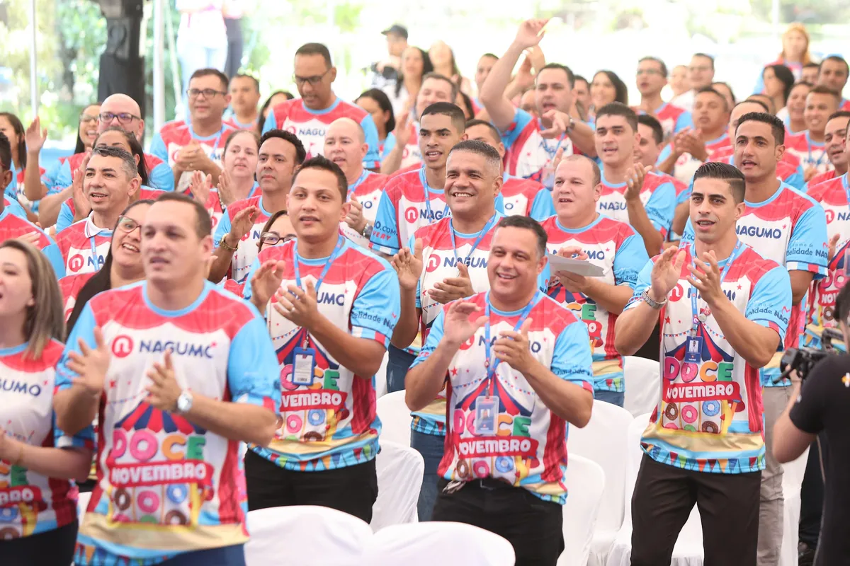 Colaboradores do Nagumo aplaudem de pé na convenção Doce Novembro