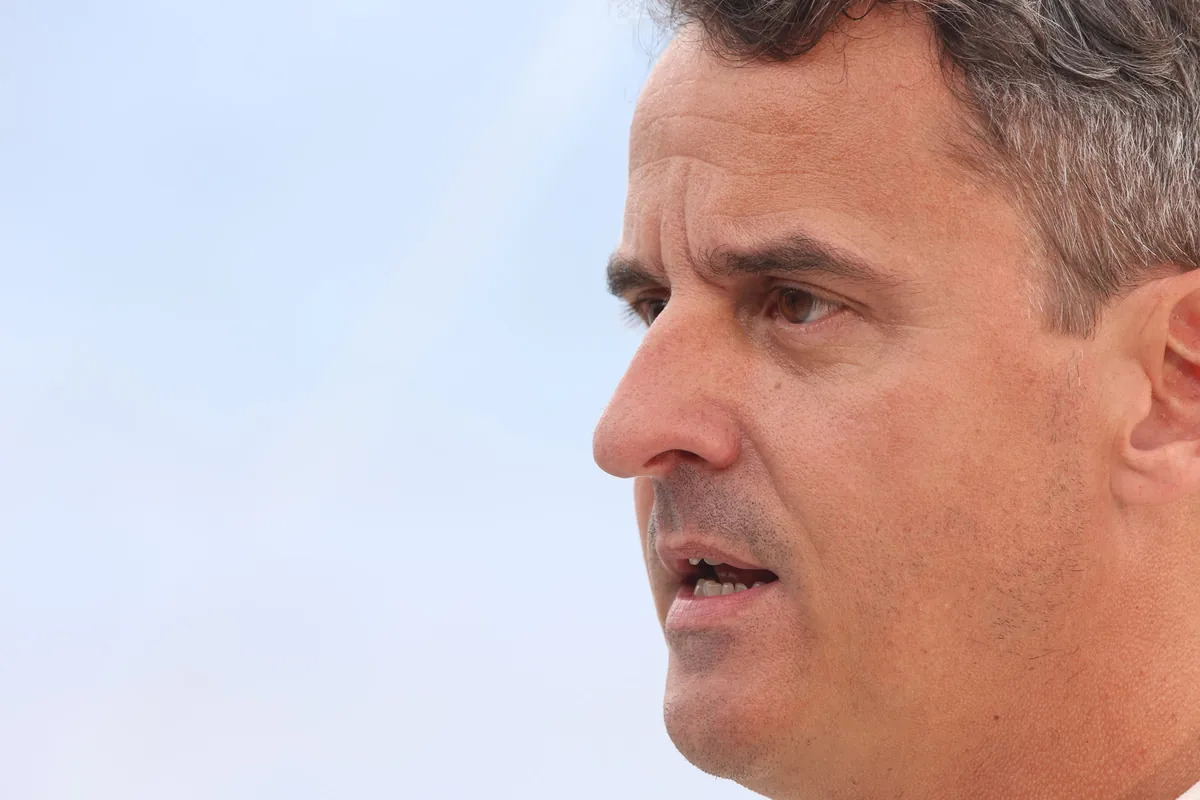 Fundador da Verdureira em close durante entrevista na estufa